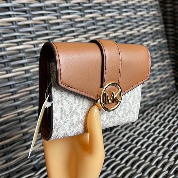 MICHAEL KORS CARMEN MEDIUM LOGO AND FAUX LEATHER WALLET VANILLA - Picture 14 of 16